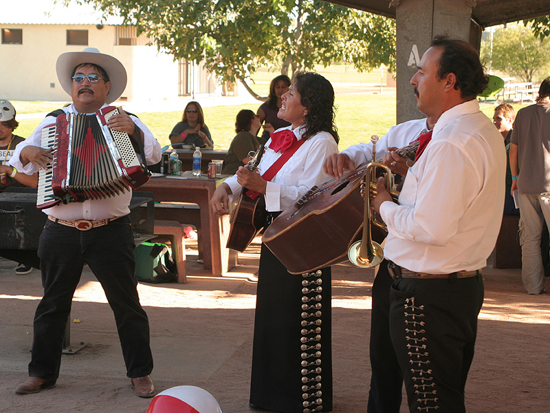 414_picnic-mariachi